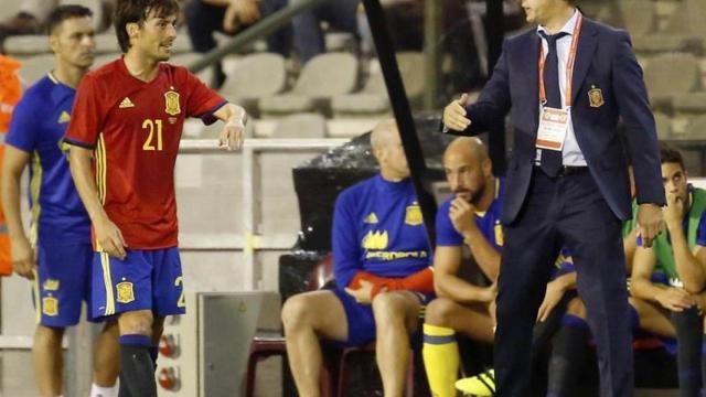 Julen Lopetegui da instrucciones a David Silva.