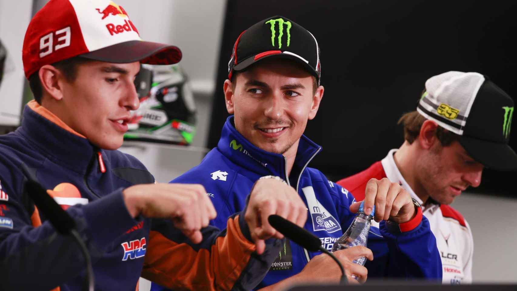 Lorenzo conversa con Márquez, durante la conferencia de prensa del GP de Gran Bretaña.