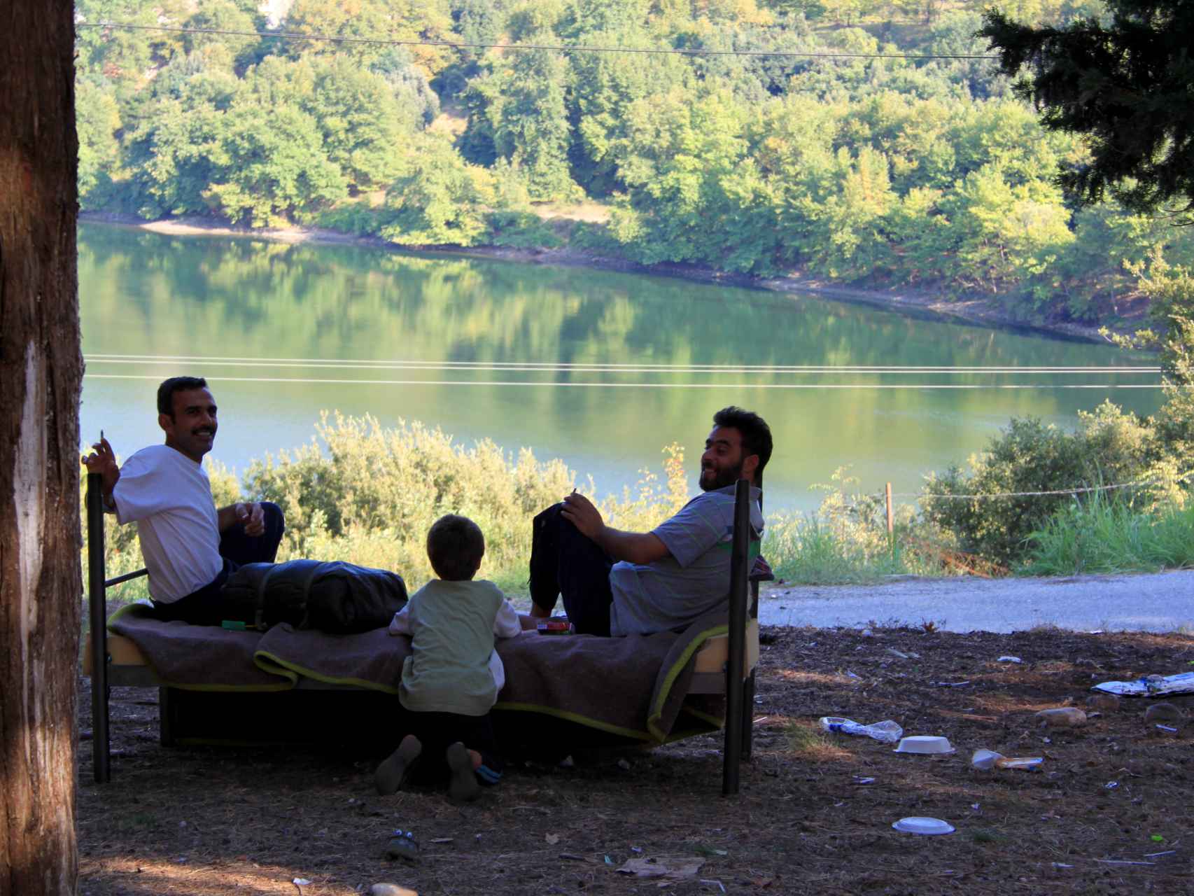 El campo de Veria mira a un lago donde los refugiados intentan olvidar la guerra.