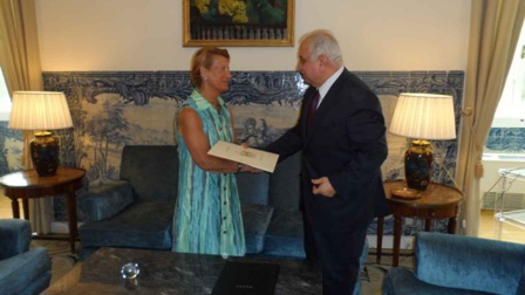 La secretaria general de Exteriores portuguesa y el embajador iraquí en Lisboa.