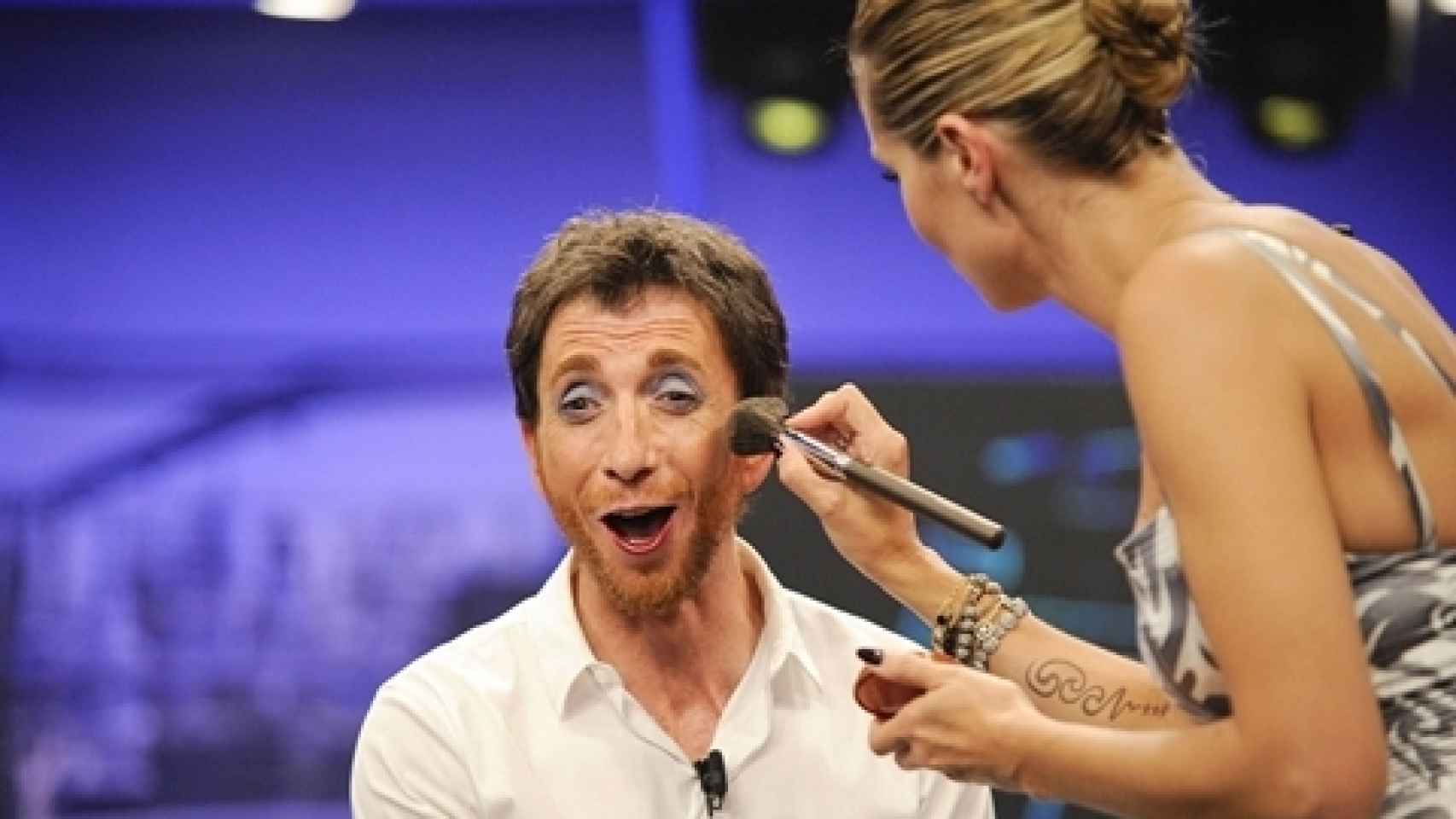 Pablo Motos siendo maquillado por Heidi Klum durante un programa