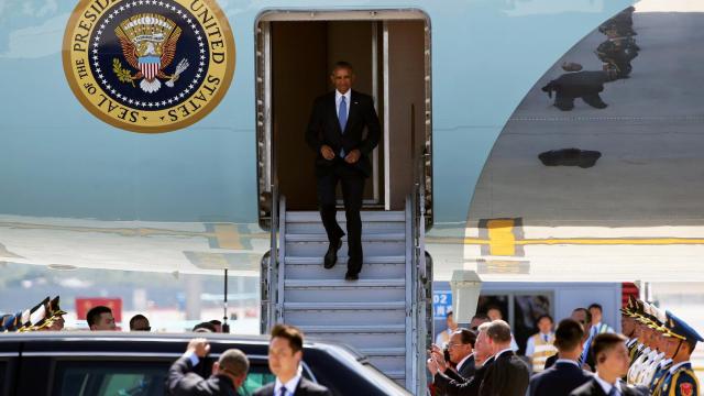 Funcionarios de EEUU y China se enzarzan a los pies del Air Force One