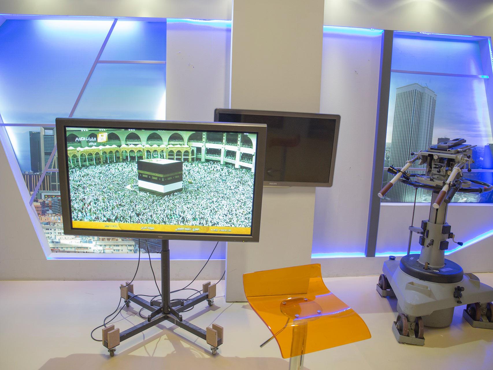 Una de las salas de Córdoba TV con una imagen de La Meca.