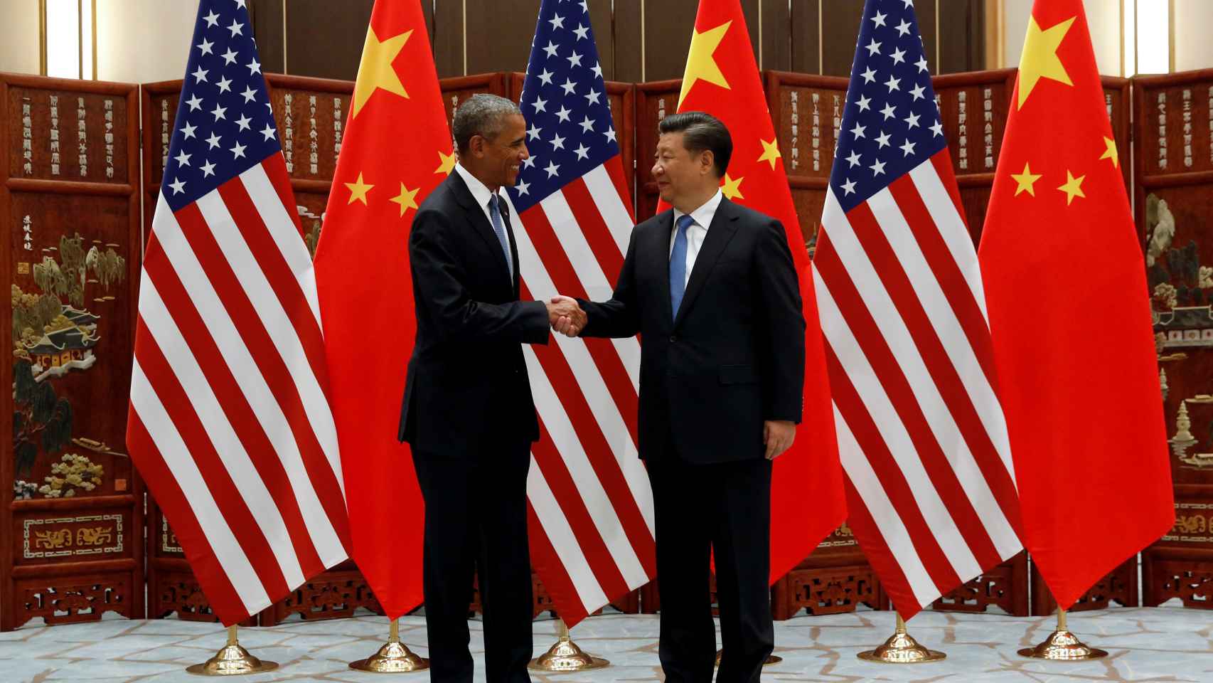 El presidente de EEUU, Barack Obama, y su homólogo chino, Xi Jinping, se estrechan la mano tras anunciar su ratificación del pacto de París.
