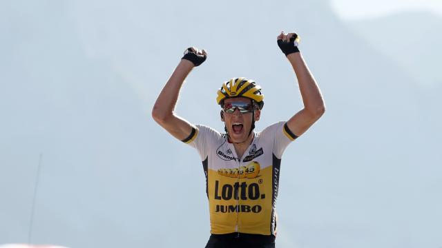 Robert Gesink celebra la victoria en la cima del Aubisque.