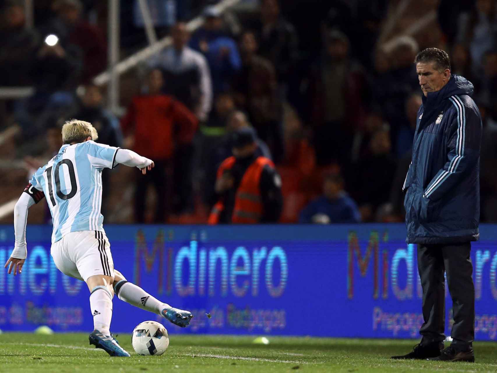 Bauza observa a Messi en el partido contra Uruguay.