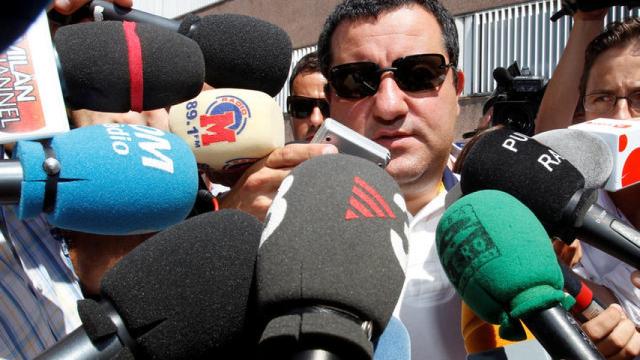 Mino Raiola hablando para los medios de comunicación.