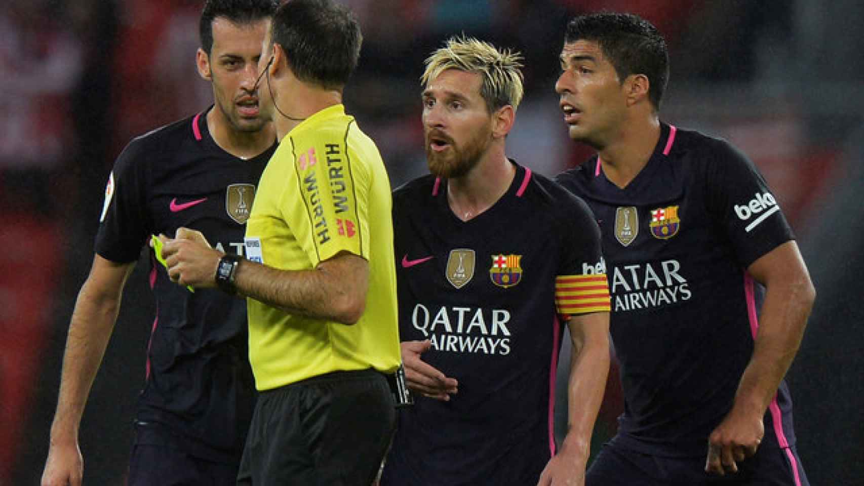 Busquets, Messi y Suárez discuten con Mateu Lahoz en San Mamés.