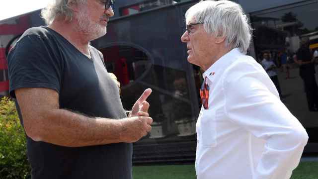 Flavio Briatore y Bernie Ecclestone charlan en el Gran Premio de Italia.