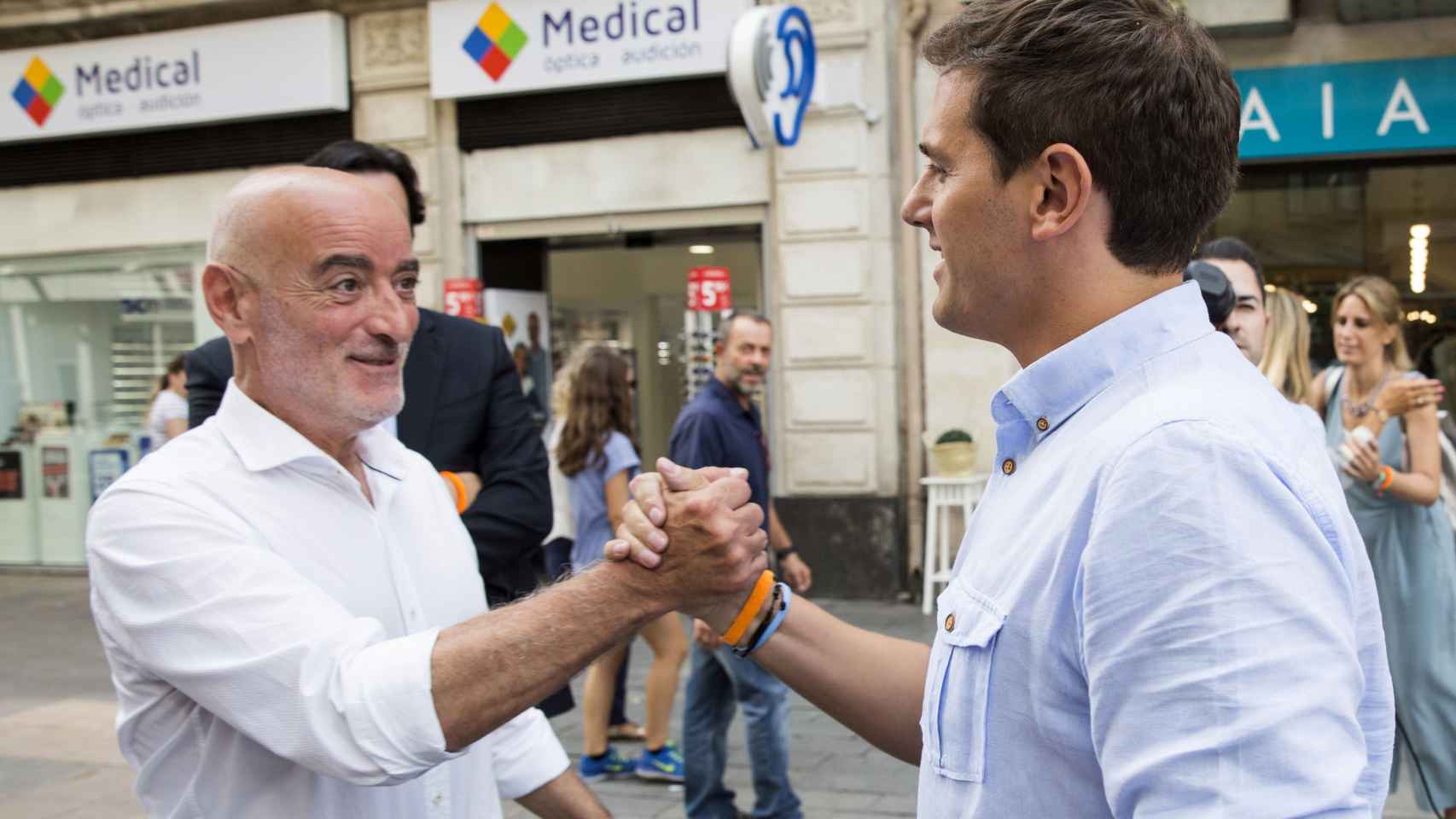 Albert Rivera saluda a Nicolás de Miguel, candidato de C's en el País Vasco.