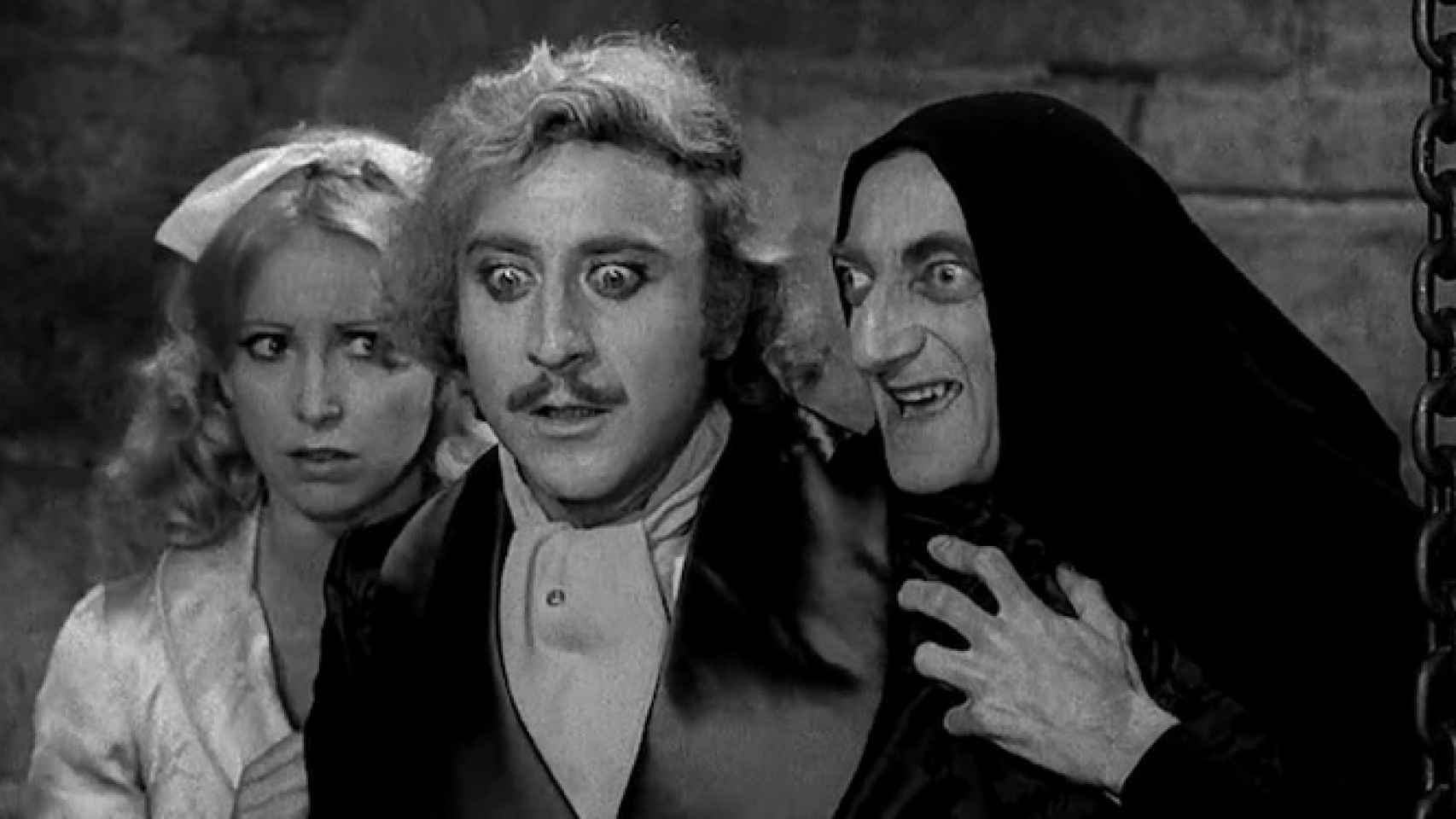 Gene Wilder (centro), interpretando al jovencito Frankenstein