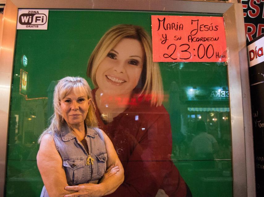 María Jesús junto al cartel de su espectáculo en Benidorm