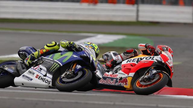 Márquez supera a Rossi por el interior, durante la carrera disputada en el circuito de Silverstone.