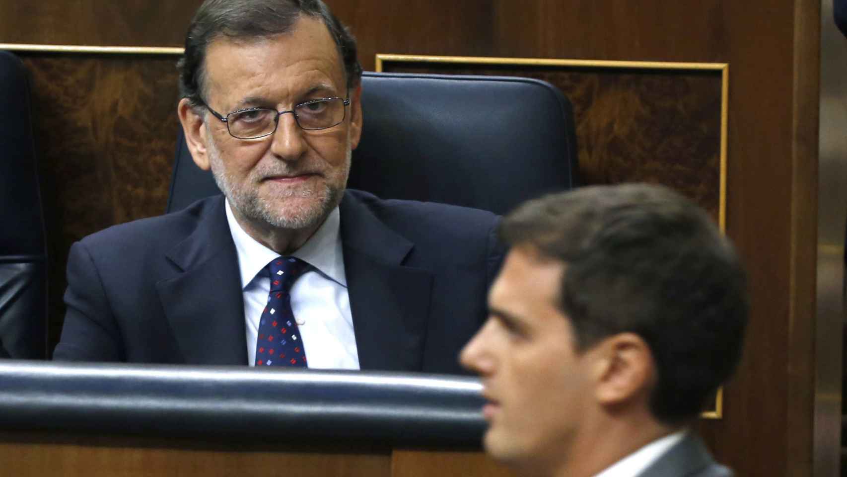 Rivera pasa frente a Rajoy en la votación del último pleno de investidura.