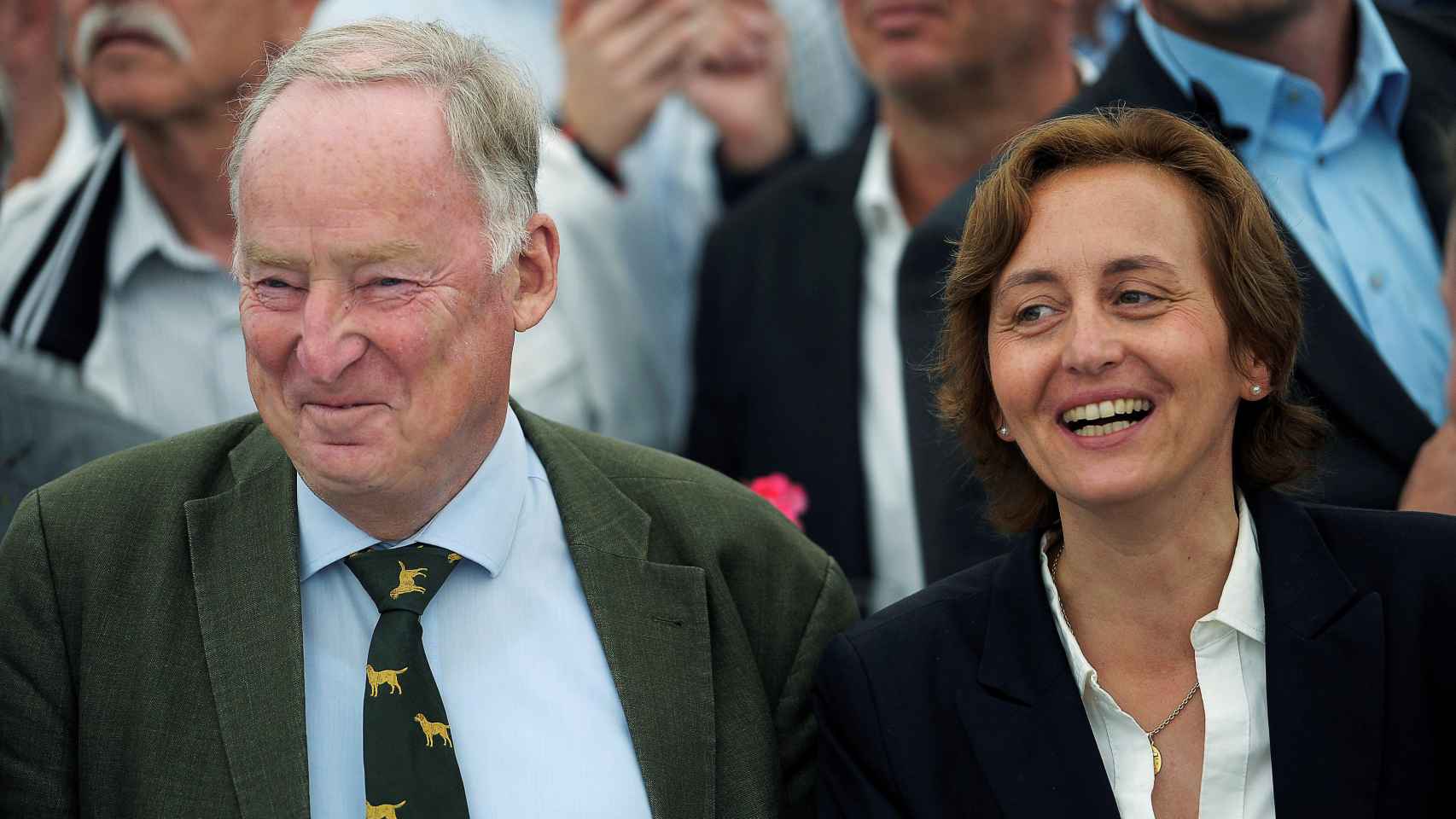 Alexander Gauland y Beatrix von Storch de Afd sonríen antes del resultado de la votación.