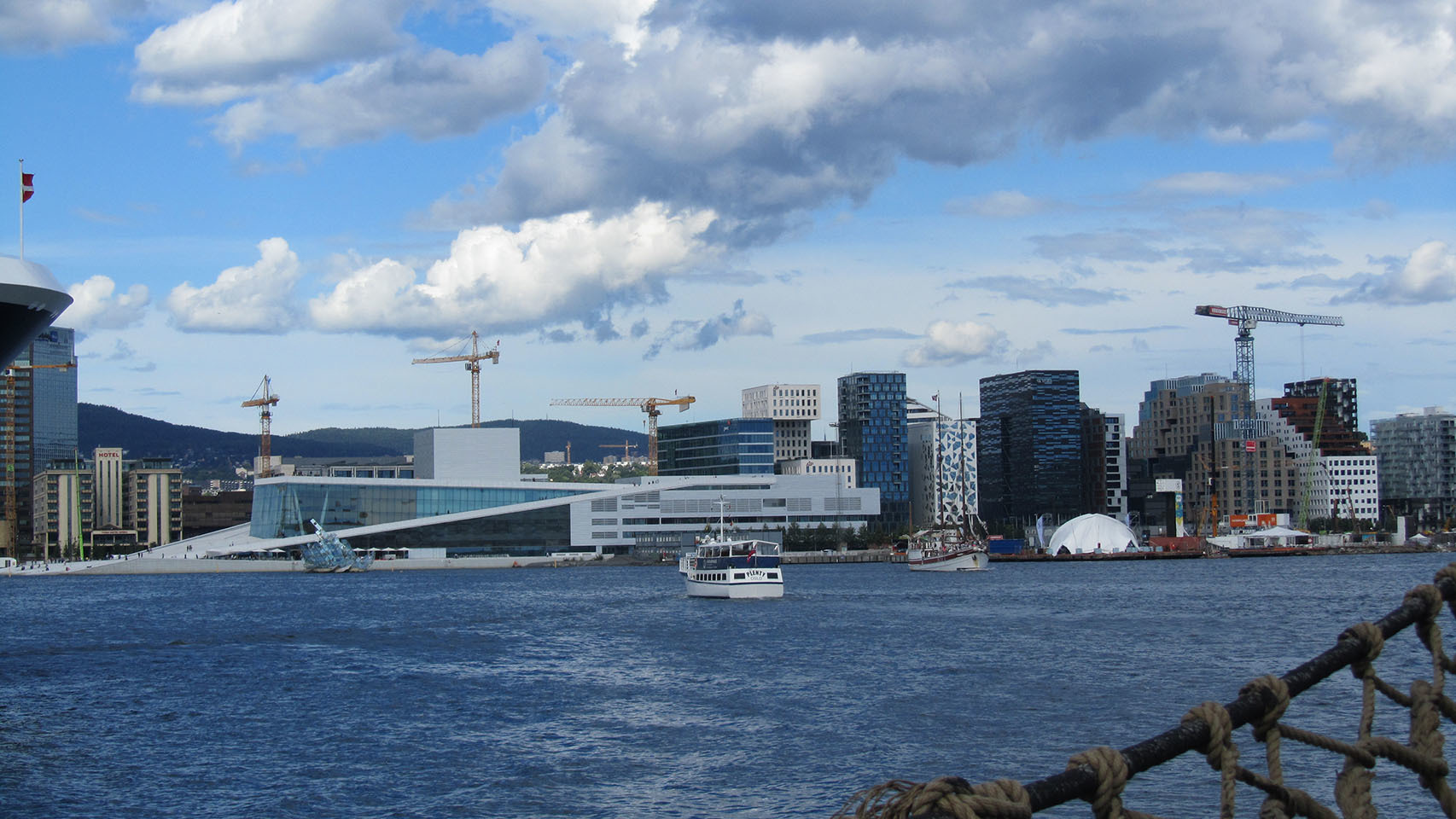 El Edificio de la Ópera y el Barcode, vistos desde el fiordo de Oslo.