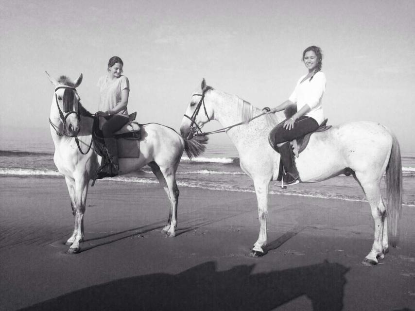 Disfrutando de su gran pasión: los caballos.