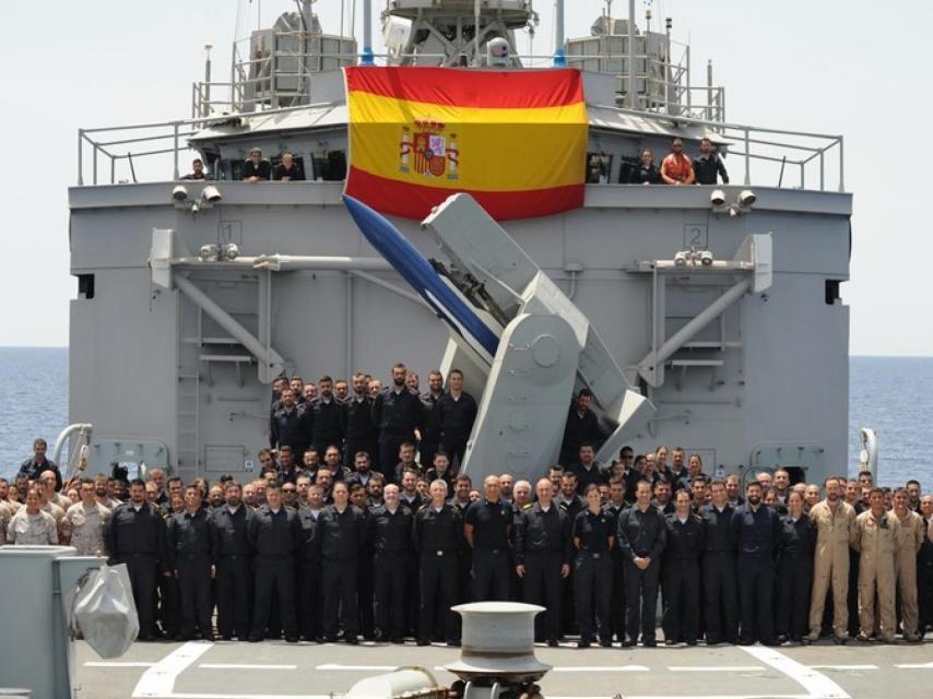 La tripulación que actualmente viaja a bordo de la `Reina Sofía´ en la misión EUNAVFOR MED.