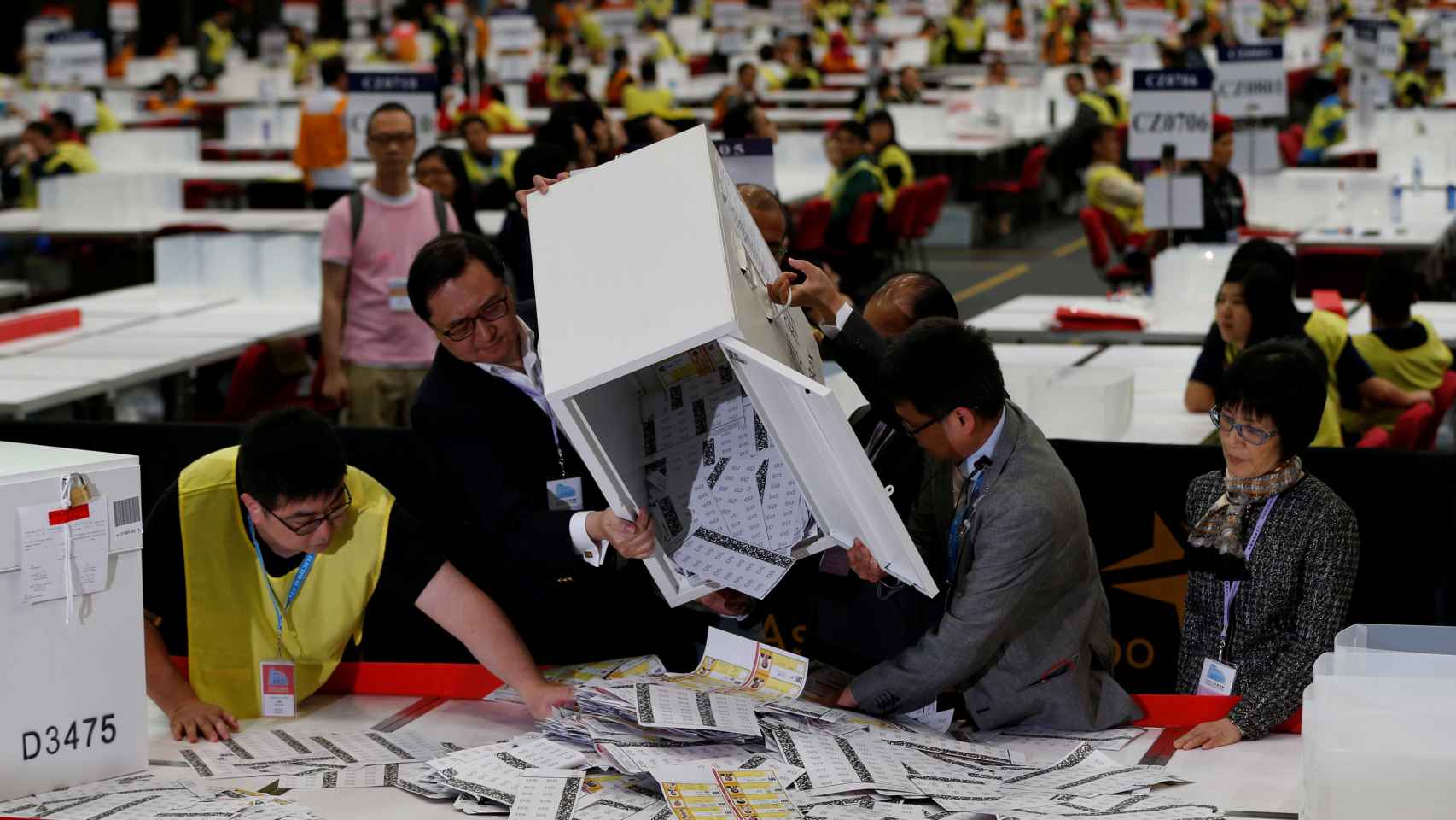 Miembros de las mesas electorales contando votos de las elecciones legislativas de Hong Kong.