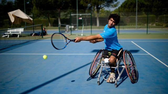 Daniel Caverzaschi golpea una bola.