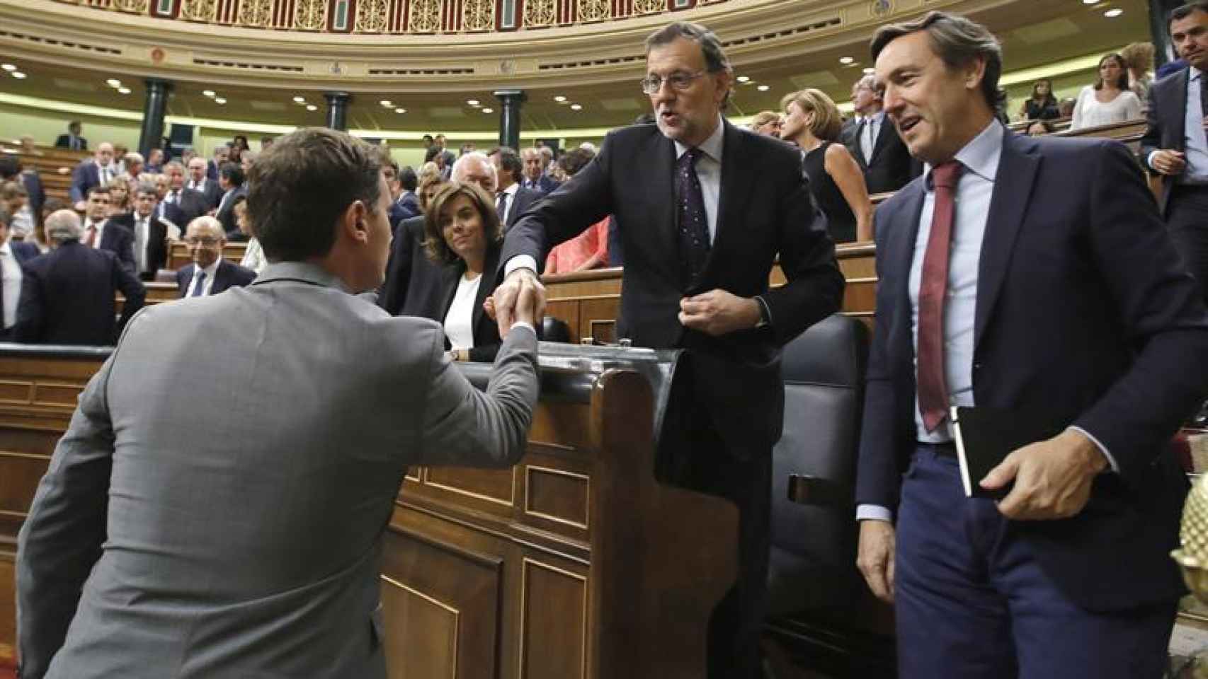 El presidente de Ciudadanos, Albert Rivera (i) saluda al candidato a la presidencia del Gobierno, Mariano Rajoy (c) en presencia del portavoz del Rafael Hernando (d)/Juanjo Martín/ EFE
