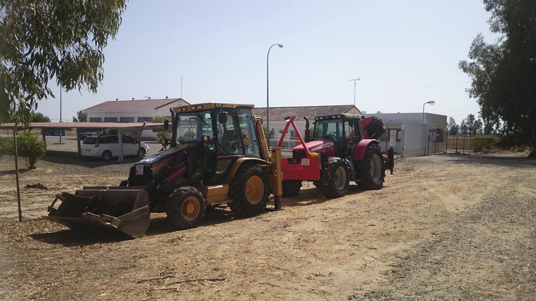 Dos excavadoras realizando obras para Gas Natural en el parque de Doñana.