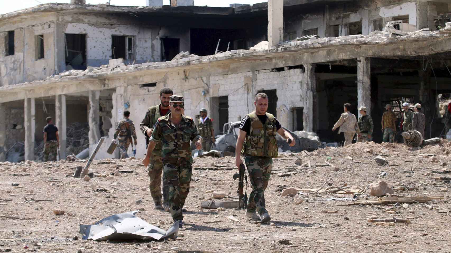 Miembros del Ejército sirio patrullan por Alepo.