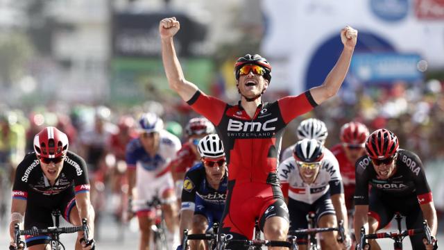 Drücker levanta los brazos celebrando la victoria.