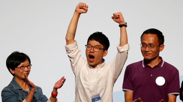 Nathan Law, candidato de Demosisto, celebra el resultado en las elecciones.