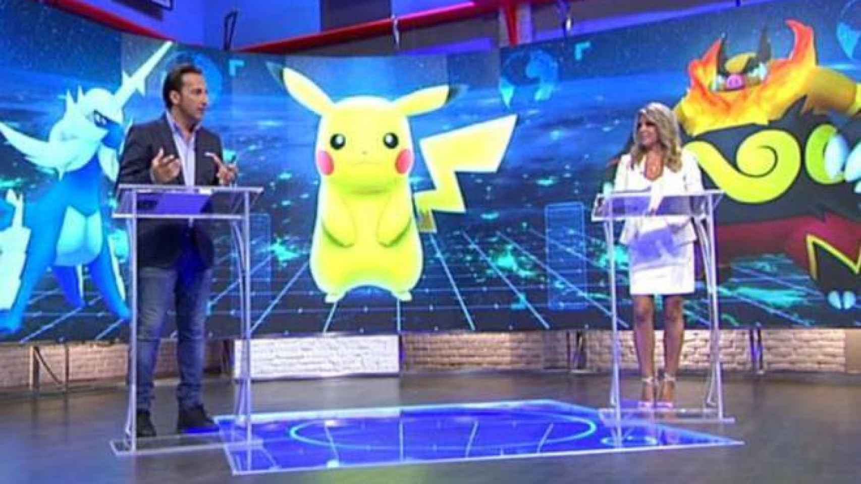 Iker Jiménez y Carmen Porter durante el especial dedicado a Pokémon Go.