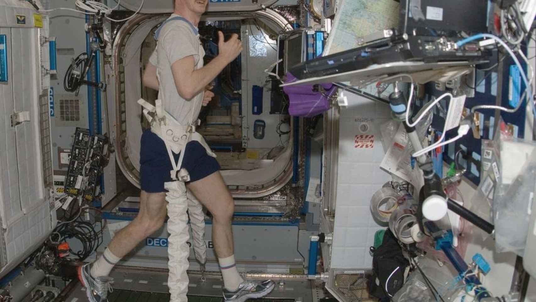 El astronauta Frank de Winne ejercitando los músculos para evitar la atrofia en la ISS