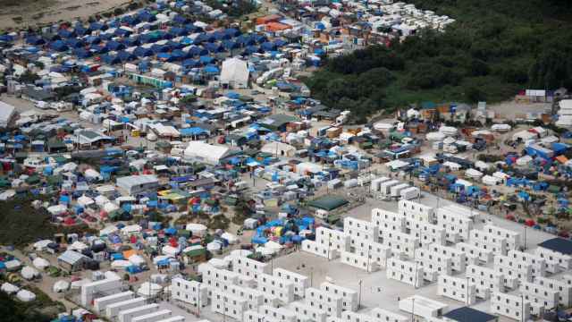 El campamento improvisado de Calais alberga a unas 10.000 personas.