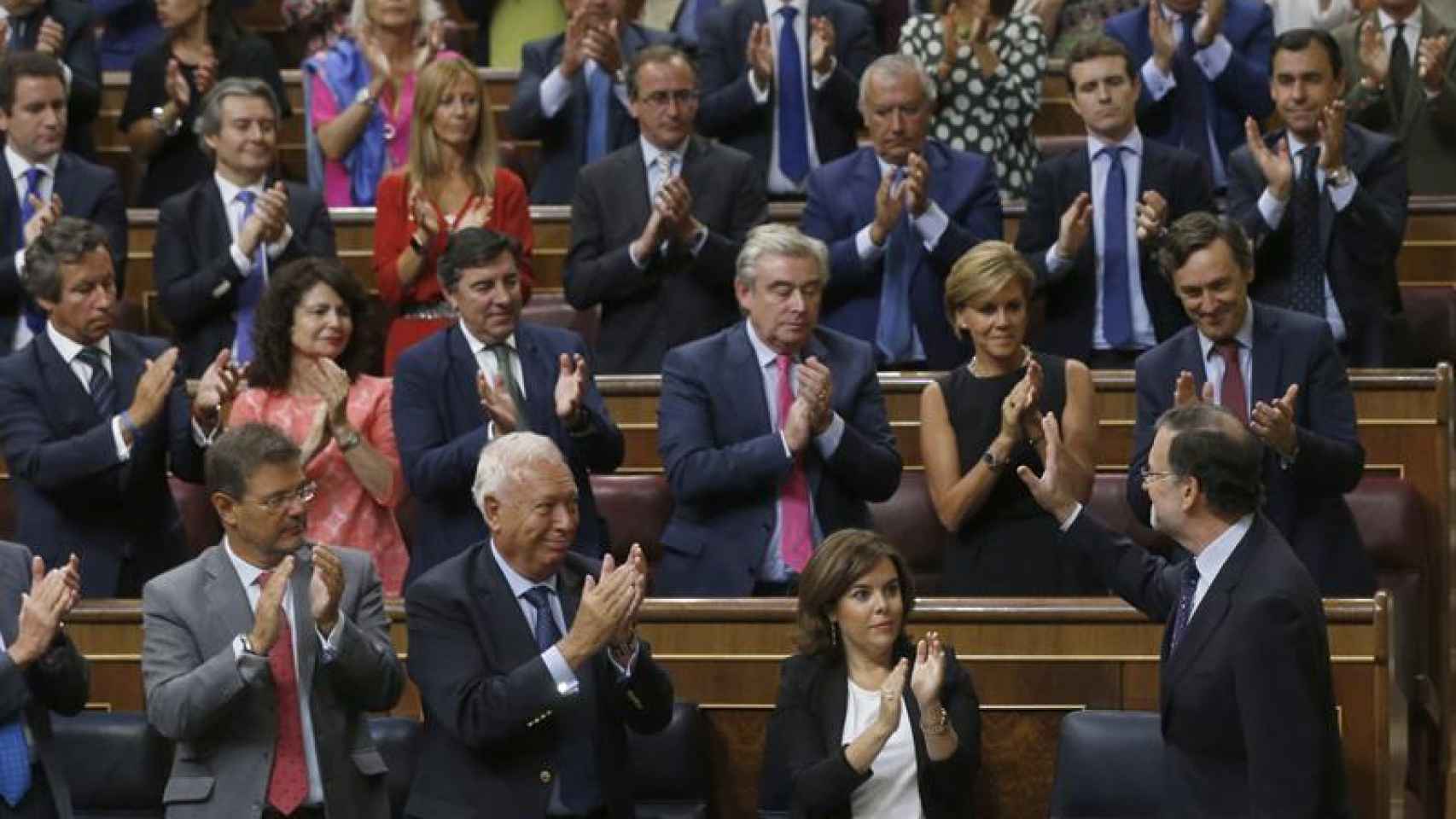 Los diputados del PP aplauden a Mariano Rajoy/ Kiko Huesca/ EFE