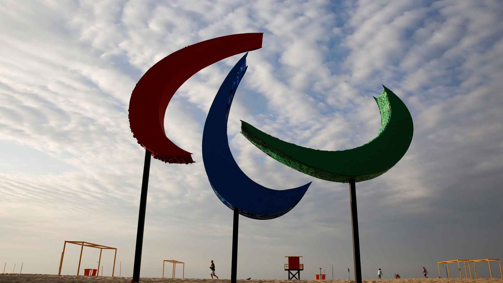 Icono de los Juegos Paralímpicos en una playa de Río.