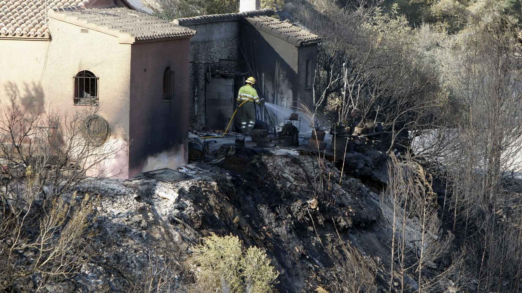 Una de las casas calcinadas por el incendio de Jáveo
