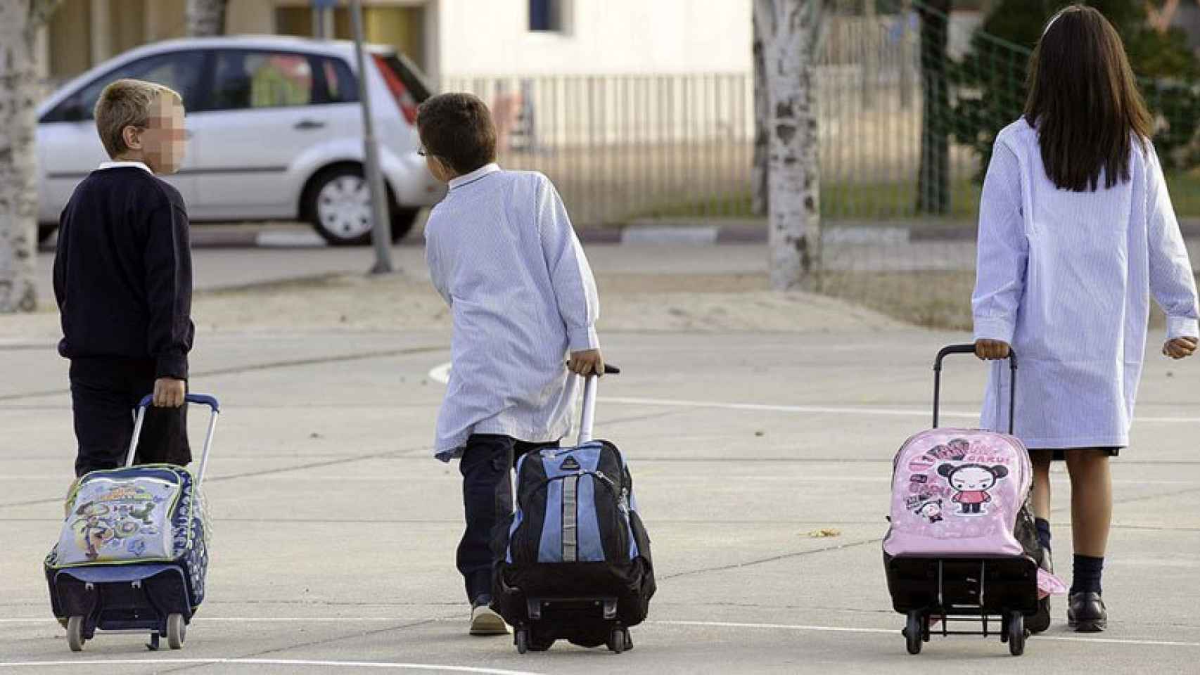 Varios niños se dirigen al colegio.