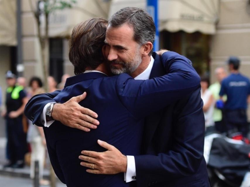 Felipe VI se funde en un abrazo con Pablo de Hohenlohe, hermano del fallecido