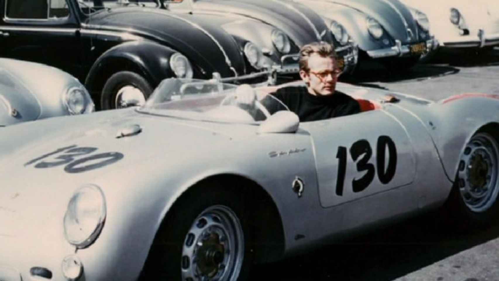James Dean en su mítico Porsche