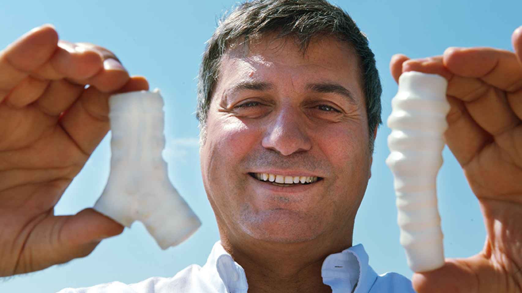 El cirujano Paolo Macchiarini con dos tráqueas artificiales.