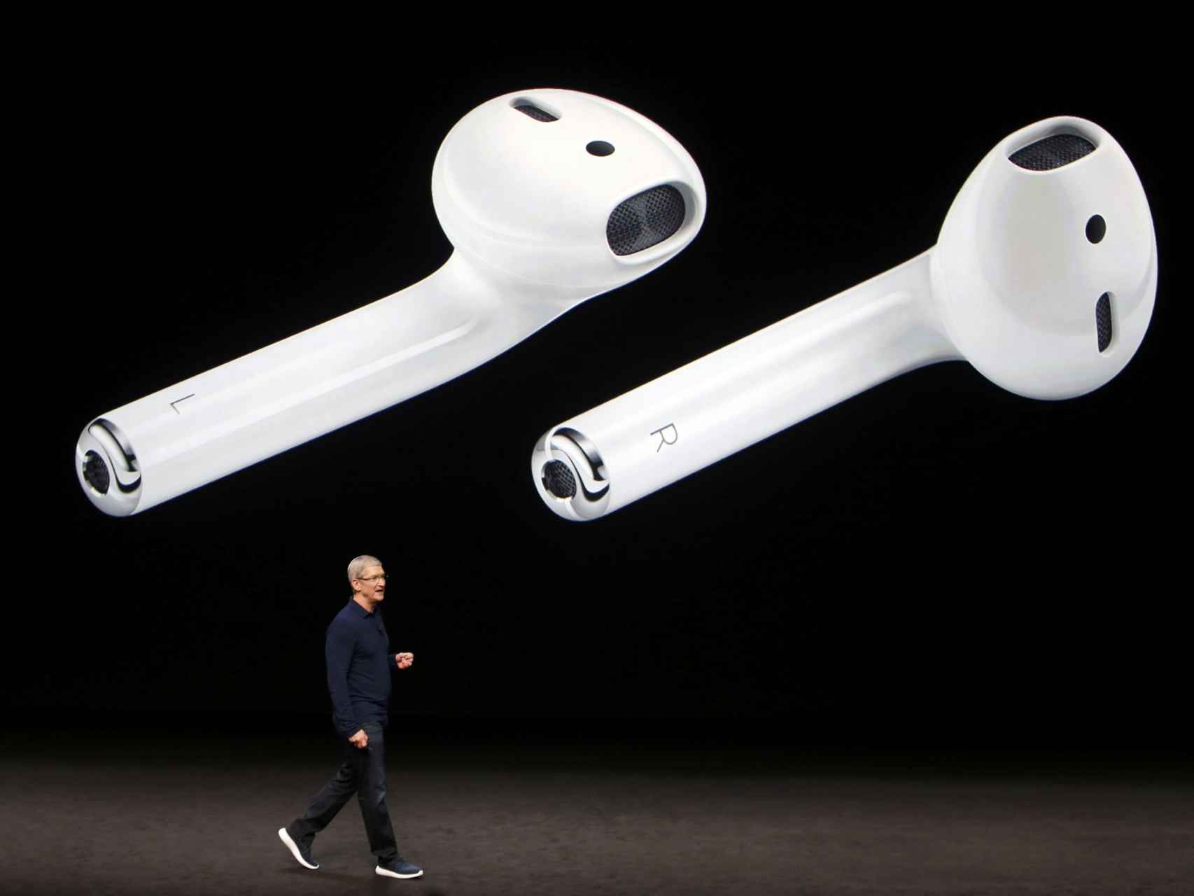 Los AirPods, auriculares inalámbricos, con micrófono y que permiten incluso hablar con Siri.