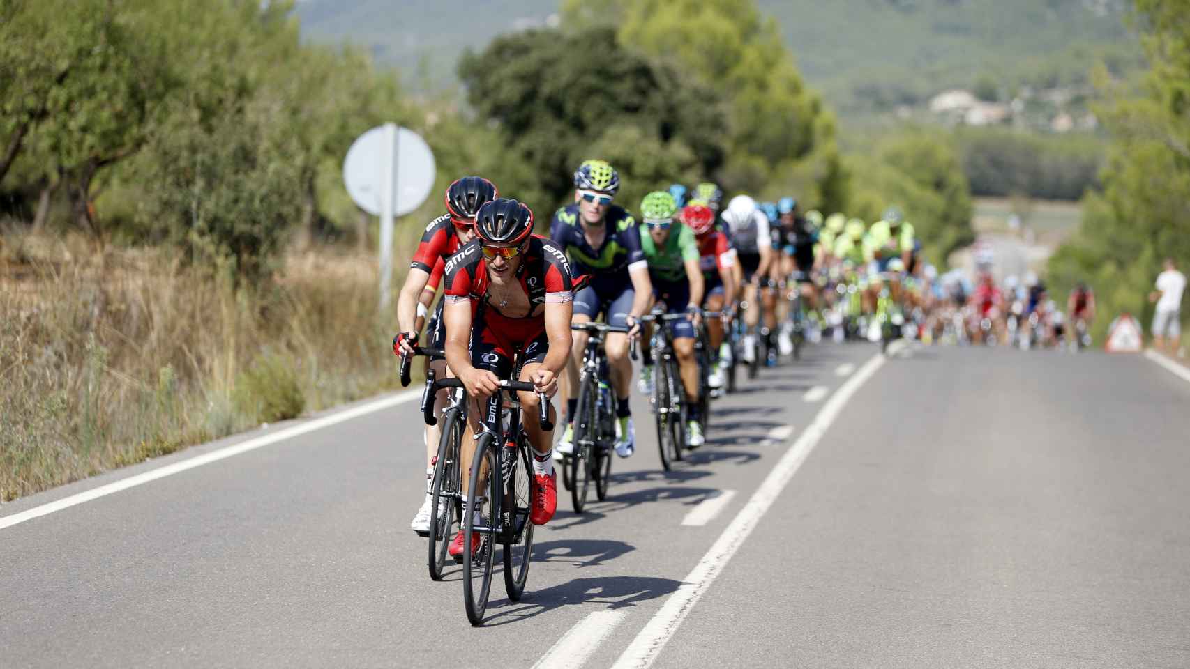 El pelotón durante la decimoséptima etapa de La Vuelta.