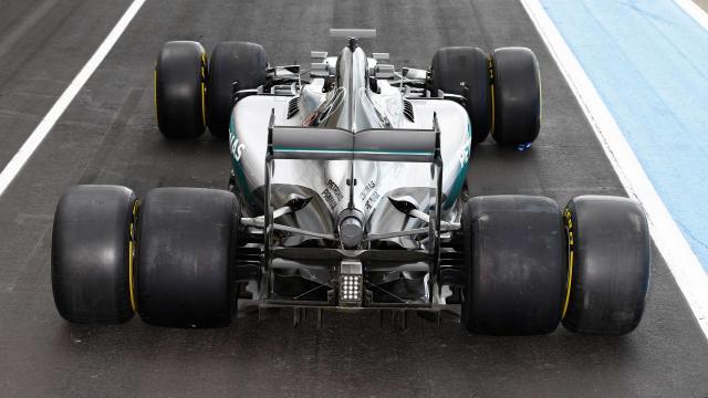 Mercedes con las nuevas gomas Pirelli XXL.