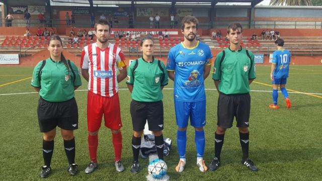 Marta Galego, en el centro de la foto antes de comenzar el partido.