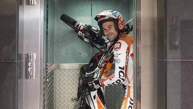 Toni Bou, en el ascensor subiendo a la redacción de EL ESPAÑOL.