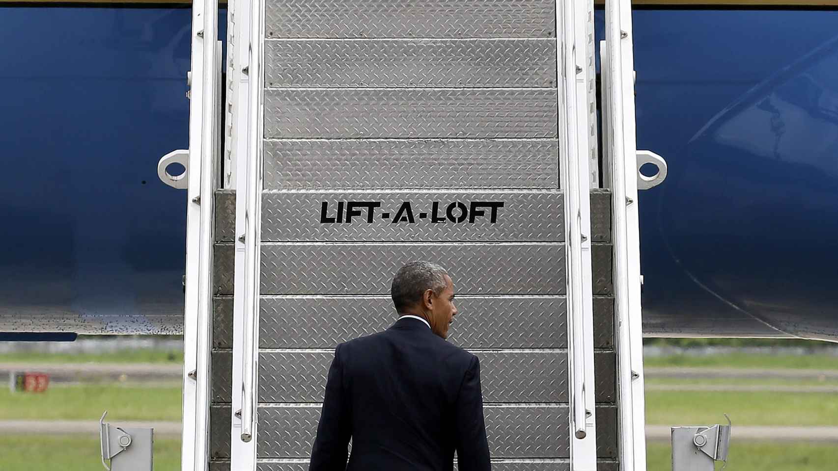 Obama, subiendo al avión presidencial.
