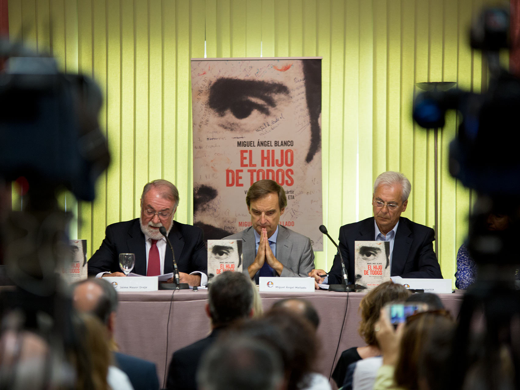 Miguel Ángel Mellado en la presentación de su libro sobre Miguel Ángel Blanco, junto al exministro del Interior Jaime Mayor Oreja y Carlos Totorica.