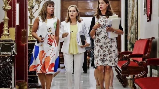 La presidenta del Congreso, Ana Pastor, acompañada de Alicia Sánchez Camacho y Rosa Romero.