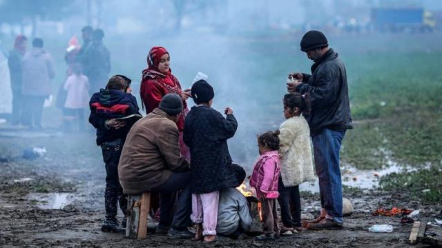 Familia de refugiados en un campo de acogida en Grecia.