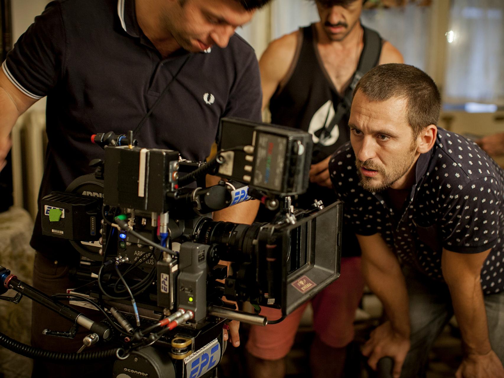 Raúl Arévalo en pleno rodaje de Tarde para la ira.