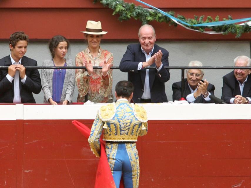 Victoria Federica emocionada en la plaza junto a su familia.